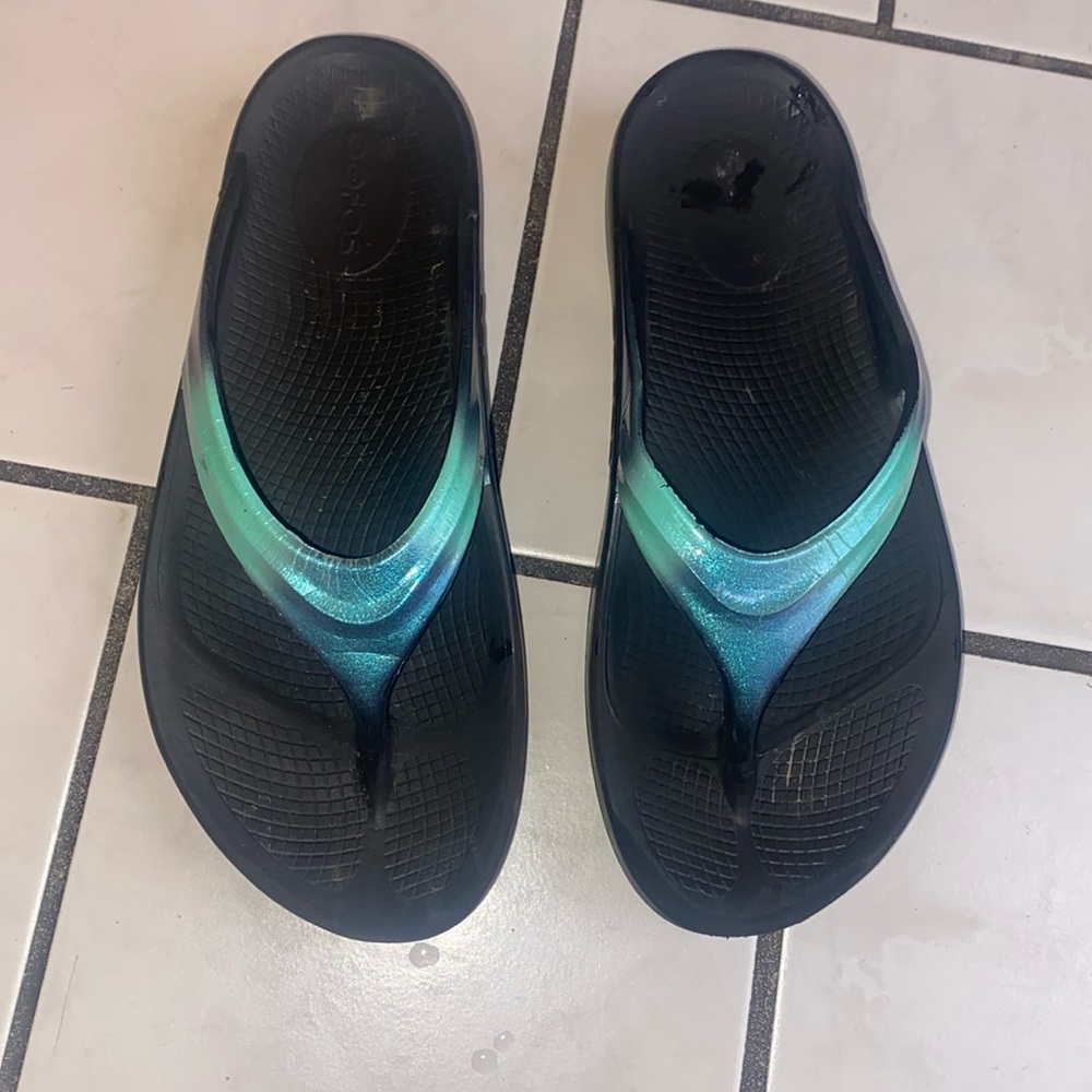 OOFOS LIGHTLY WORN RECOVERY SANDALS